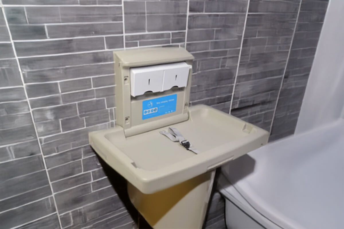 elementos básicos de un baño público